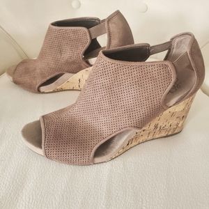 Life Stride soft system taupe wedge
